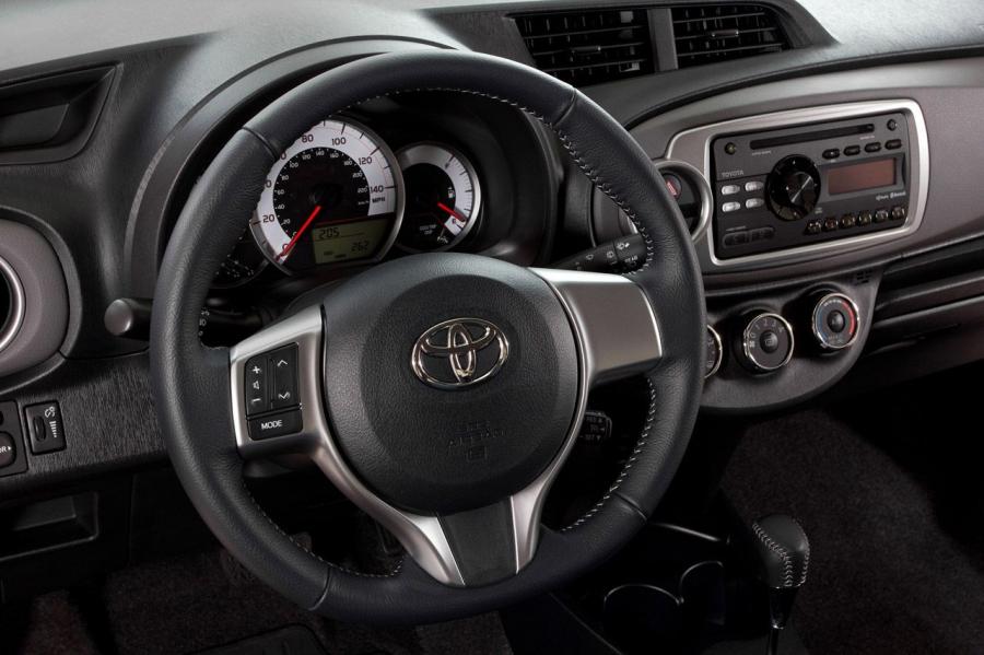 Toyota Yaris 2013 года  (фото 8 из 22)